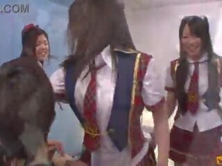 Elite giapponese alunni eccitazione e spogliarello in anteriore di loro colleagues