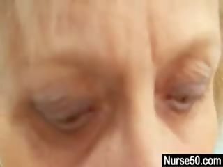Blondynka babcia pielęgniarka samego siebie egzamin z cipka spreader