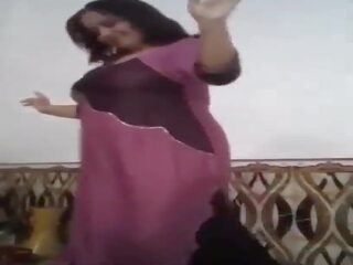 Tua wanita gemuk arab bokong menari