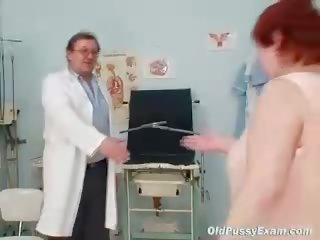 Okropne ruda kobieta włochate wagina examination