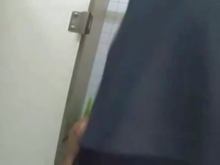 2 schwarze grope und molest mädel auf ein toilette