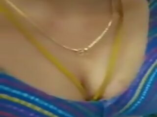 Tamil mājsaimniece gomathi rāda viņai karstās krūtis ar audio