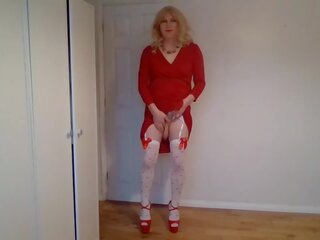 奇妙 红 连衣裙, 脚跟 和 无 短裤