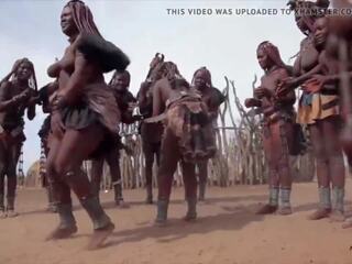 Afrikansk himba kvinner danse og svinge deres saggy pupper rundt