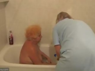 A meditsiiniõde bathes vana paks vanaemake sisse vannituba