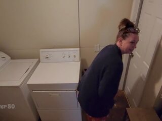 Une solitaire trentenaire séduit une swain qui rents son sous-sol apartment la landlady second partie