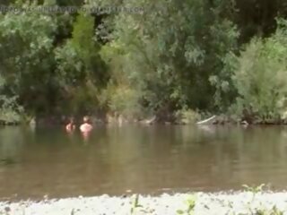Naturist ripened pareja en la río, gratis x calificación película f3