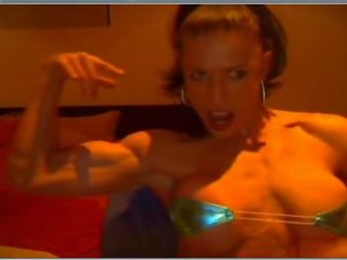 Muscle trentenaire flexes sur webcam