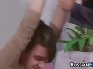 Russa vovó apreciando um jovem peter