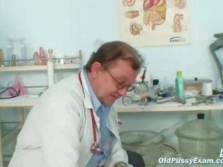 Vieille sofie gynécologue chatte spéculum examen