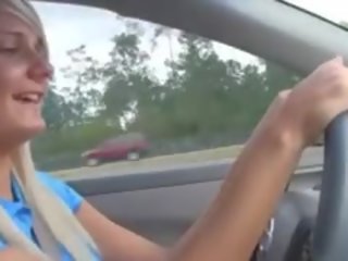 Neat Babes Sucking putz In Car