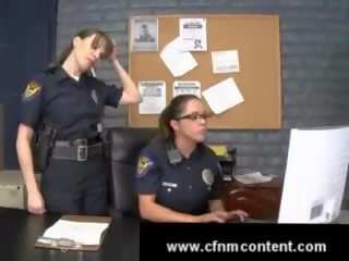 Perempuan cops