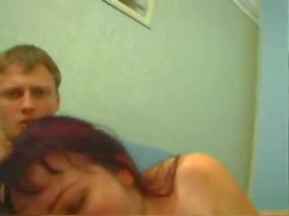 Два російська youths трахання a зріла молодий жінка