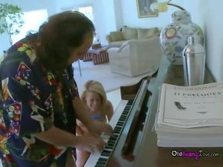 Ron jeremy jouer piano pour inviting jeune grand mésange divinity
