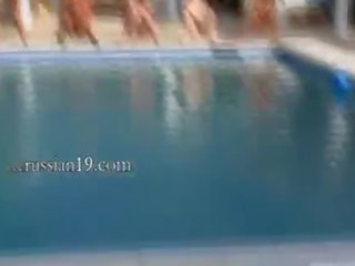Six telanjang kanak-kanak perempuan oleh yang kolam daripada italia