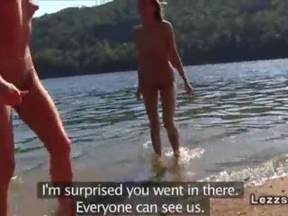 Grup de lesbiană prietenele nud la lake