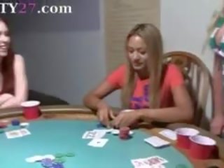 若い 女の子 力強いビートの 上の ポーカー 夜
