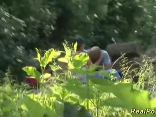 Paffuto pupa prende selvaggia scopata in il foresta