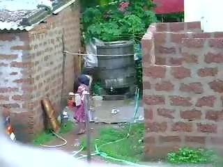 Se dette to glorious sri lankan kjæreste får bad i utendørs