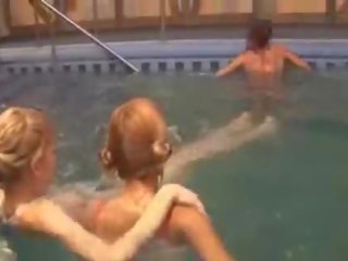 Seksualu lesbos į as plaukimas baseinas