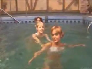 สาม คนเสปน ทารก ใน the สระว่ายน้ำ